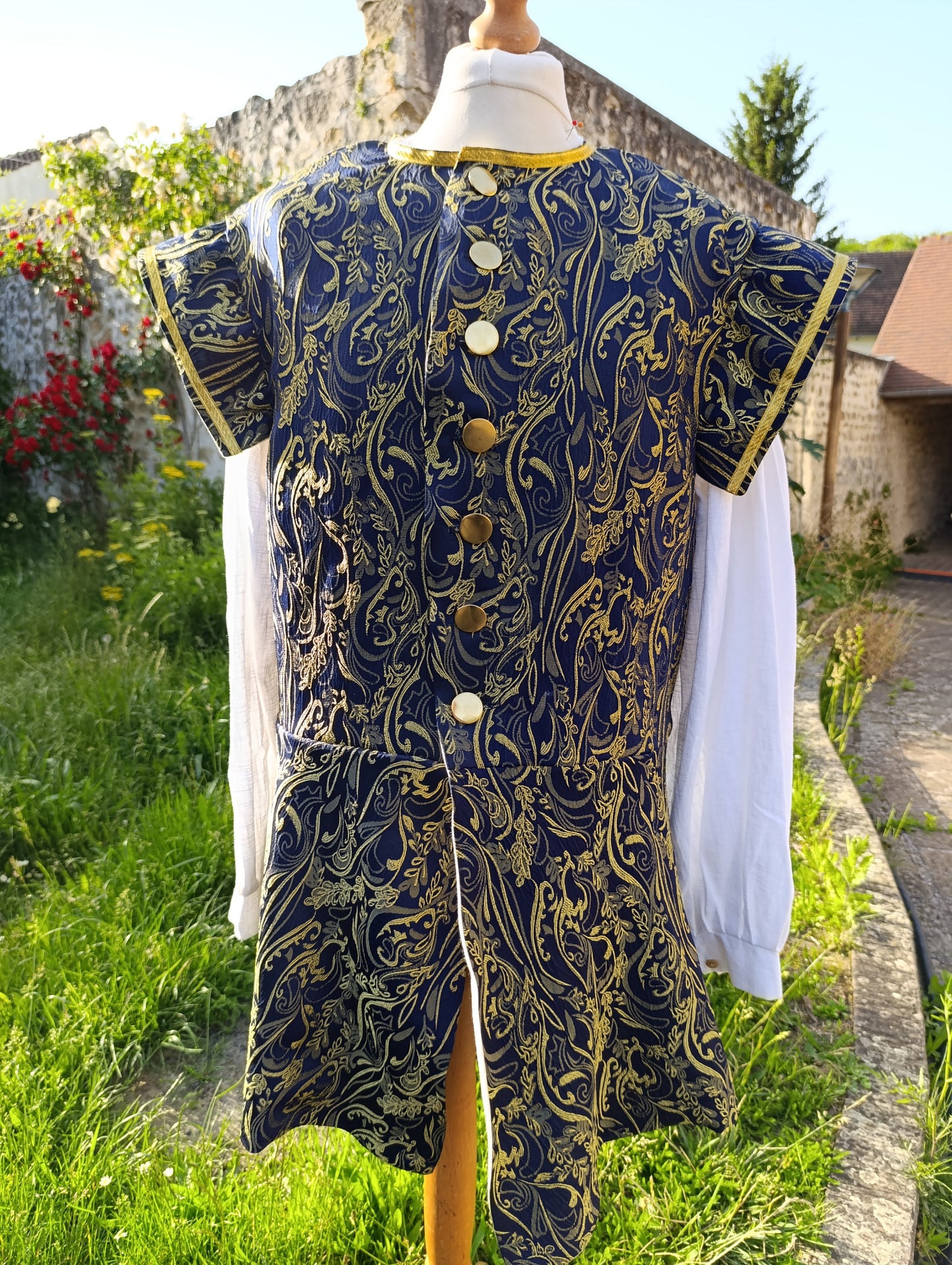 Veste XV ème,XVI ème siècle en jacquard bleu et jaune doré à arabesques