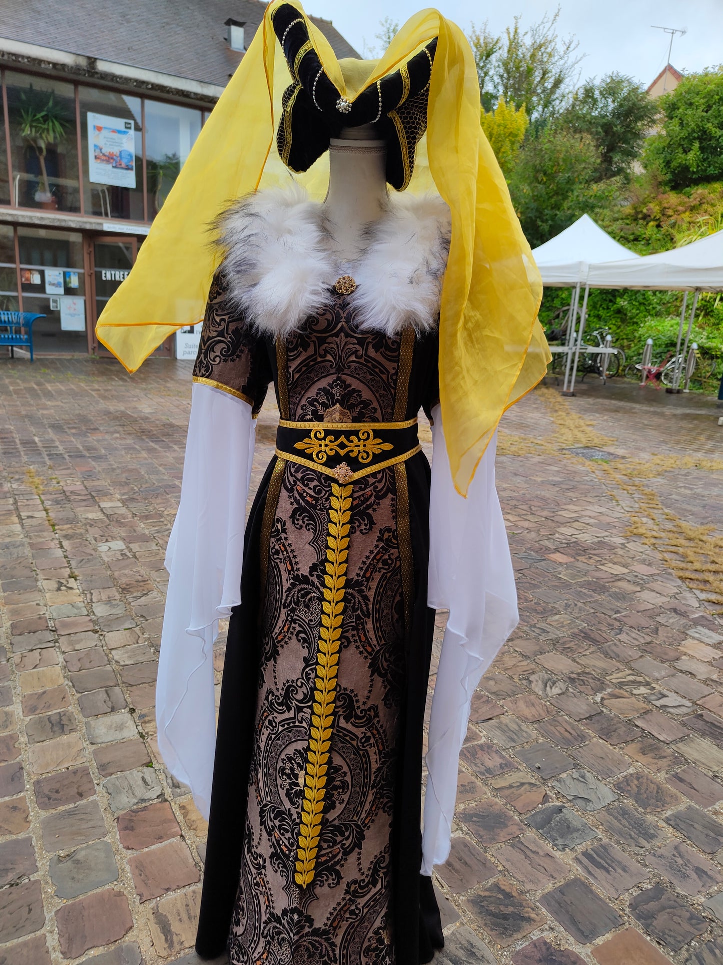 Robe Renaissance ou médiéval tardif pour femme, noire et dorée avec fausse fourrure blanche amovible et ceinture.