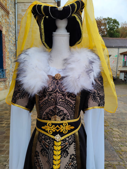 Robe Renaissance ou médiéval tardif pour femme, noire et dorée avec fausse fourrure blanche amovible et ceinture.