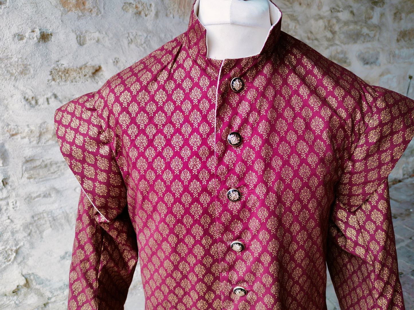Veste médiévale ou Renaissance bordeaux et dorée