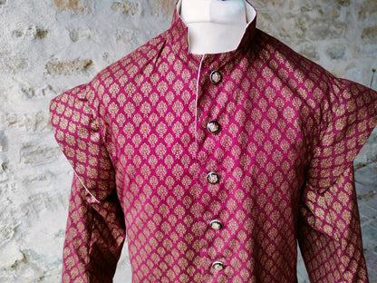 Veste médiévale ou Renaissance bordeaux et dorée