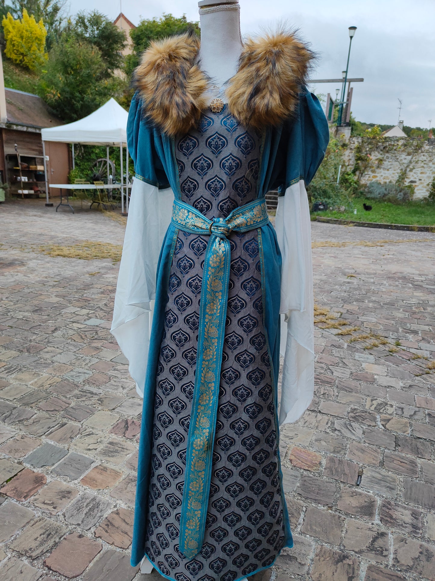 Robe Renaissance ou médiévale pour femme avec fausse fourrure amovible, jacquard à motifs bleus.