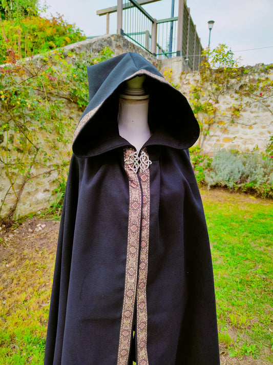 Cape en lainage noir avec capuche pointue et galon marron et doré modèle pour homme ou femme