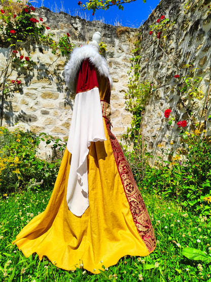 Robe médiévale ou Renaissance avec fausse fourrure amovible, en lin ocre et jacquard rouge et doré.