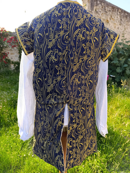 Veste XV ème,XVI ème siècle en jacquard bleu et jaune doré à arabesques
