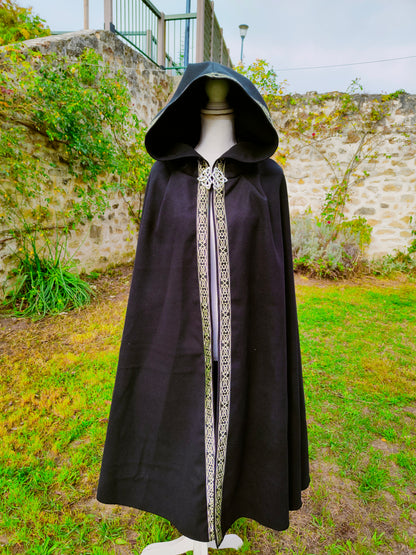 Cape médiévale noire mixte en lainage avec galon noir et doré.