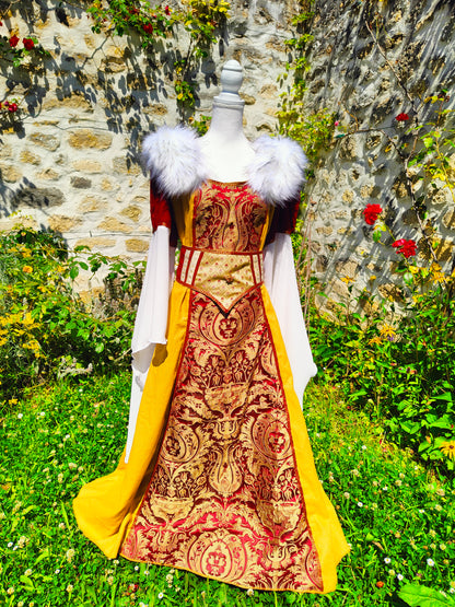 Robe médiévale ou Renaissance avec fausse fourrure amovible, en lin ocre et jacquard rouge et doré.