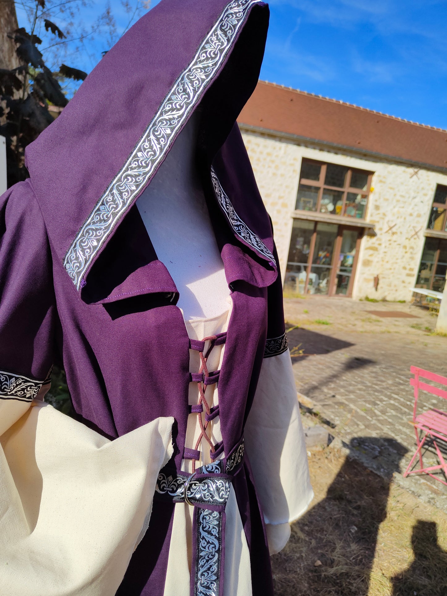 Robe médiévale ou elfique en lin violet à grande capuche et manches très longues, taille unique pour femme