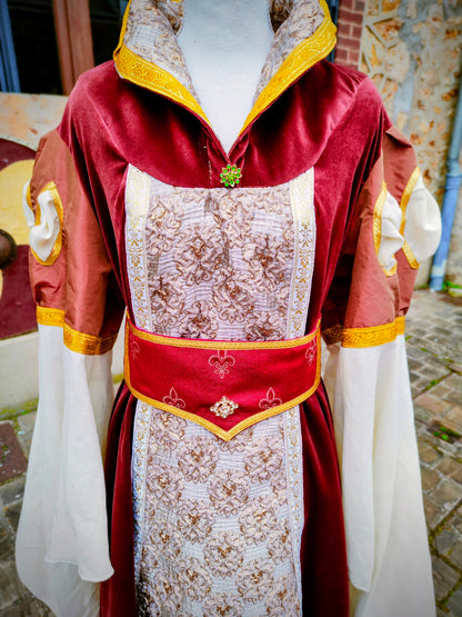 Robe médiévale ou Renaissance en velours avec manches à crevées