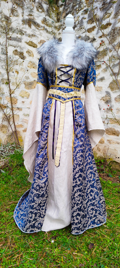 Robe médiévale ou Renaissance en jacquard bleu et lin écru avec fausse-fourrure amovible
