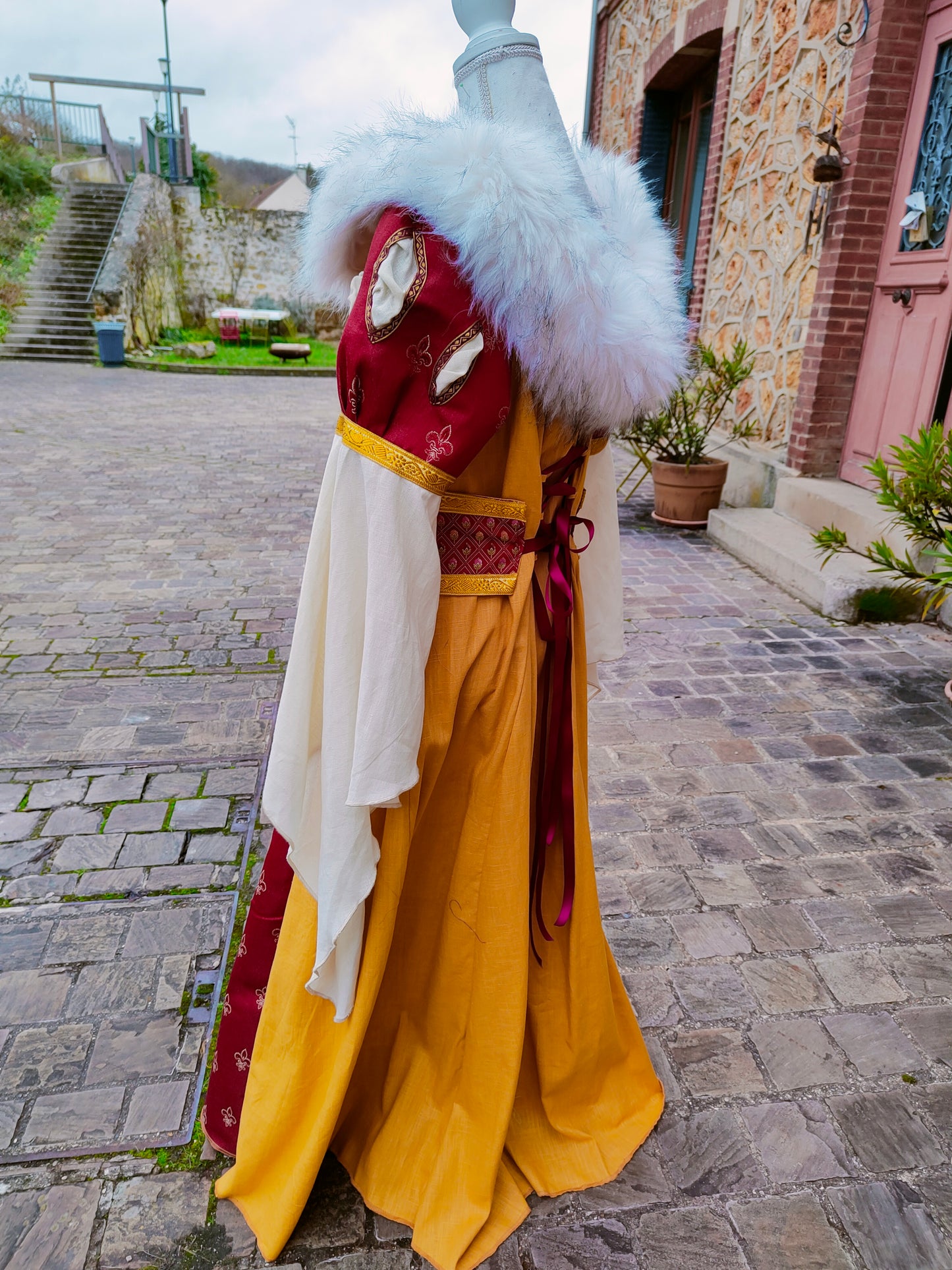 Robe Renaissance ou médiévale en lin ocre et jacquard avec fausse fourrure amovible