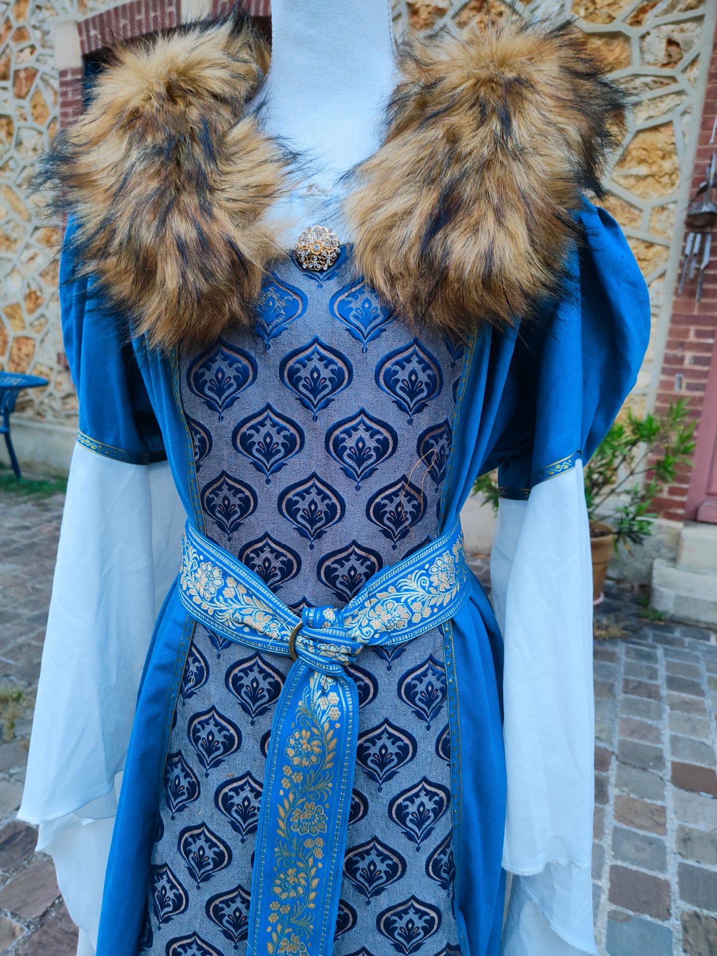 Robe Renaissance ou médiévale pour femme avec fausse fourrure amovible, jacquard à motifs bleus.