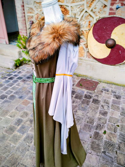 Robe celtique ou elfique en lin et coton kaki et écru avec fausse fourrure amovible