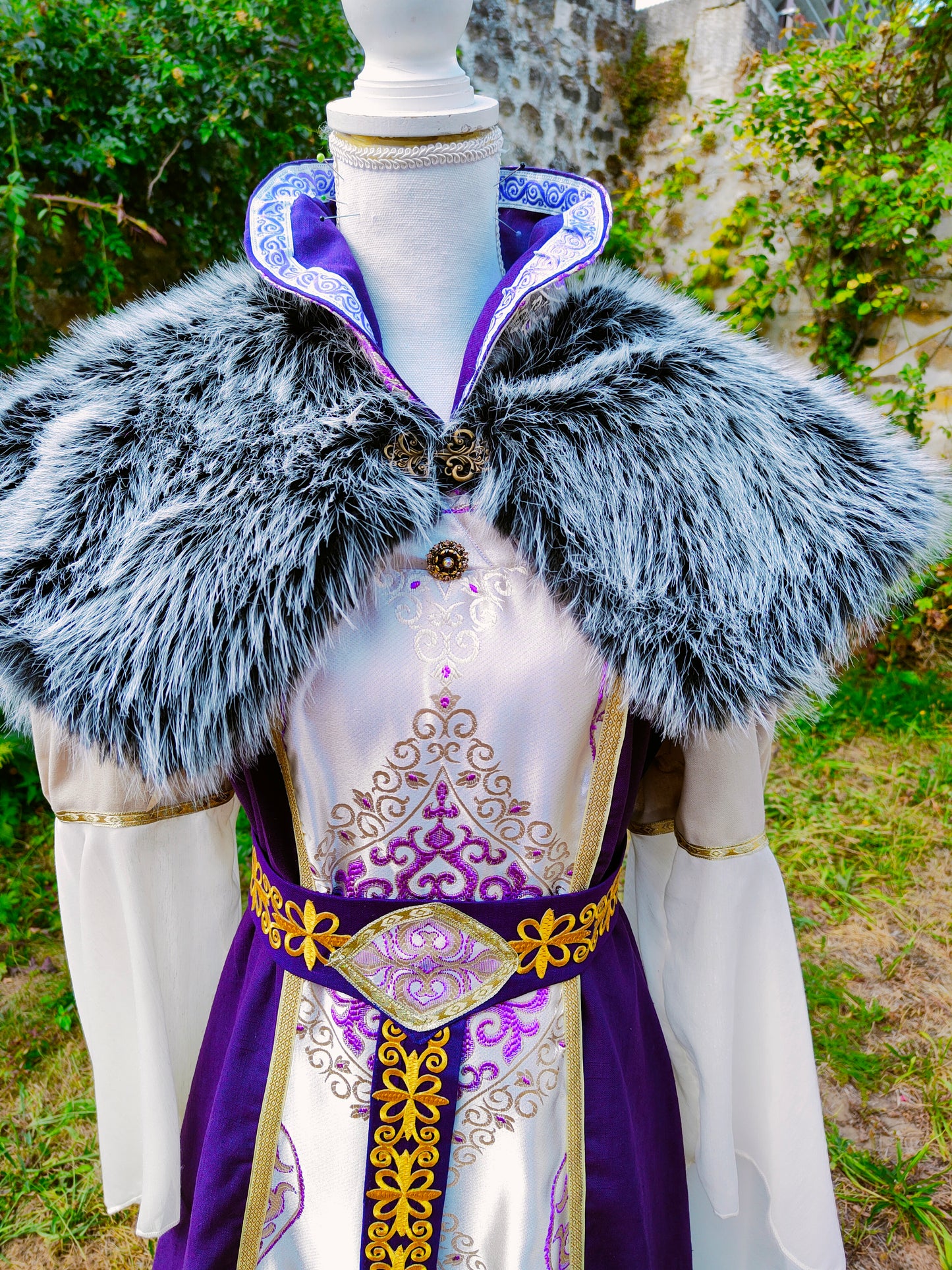 Robe style Renaissance en lin violet et jacquard ivoire et violet avec ceinture