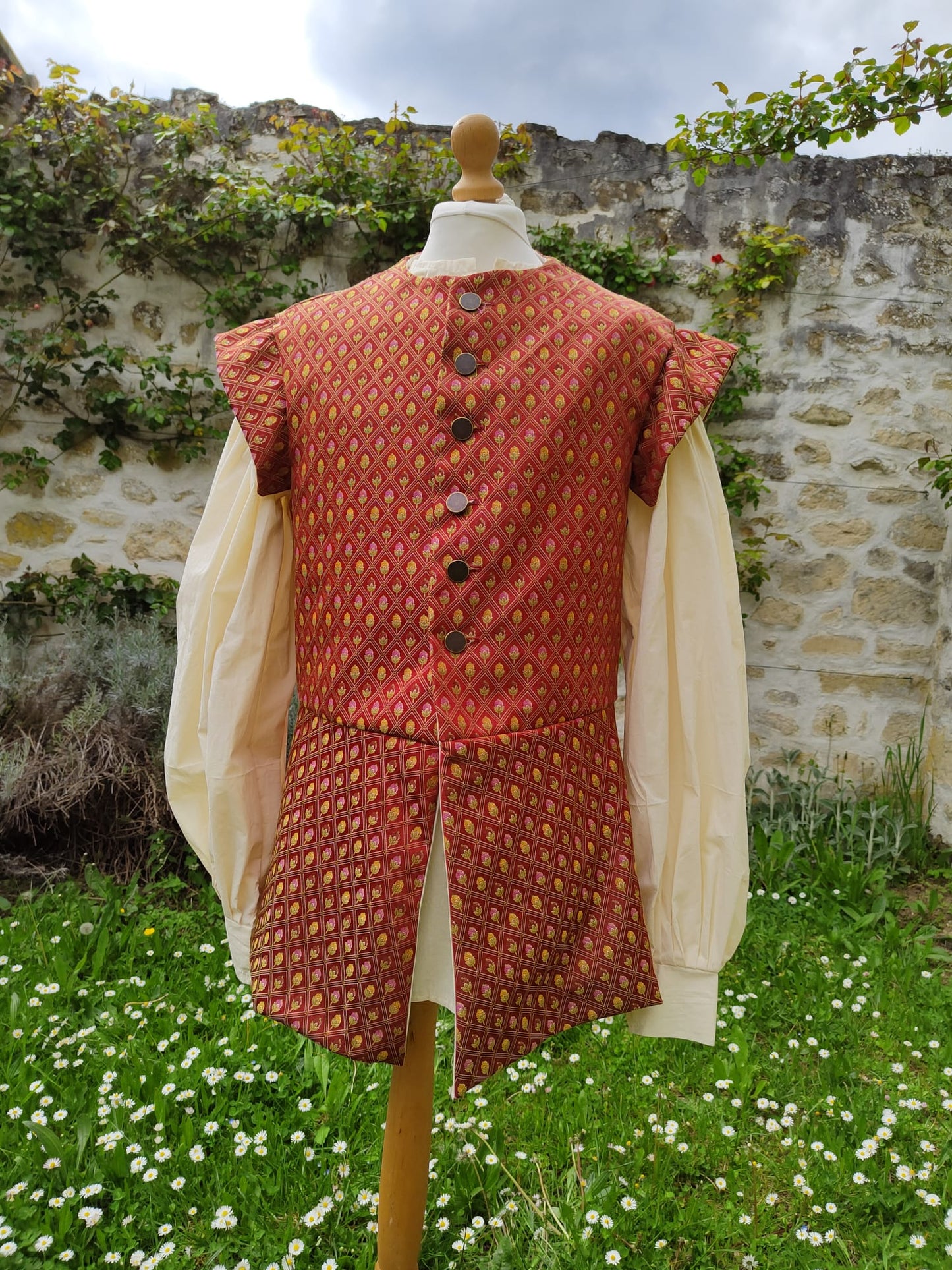 Veste médiévale ou Renaissance en jacquard rouge à basques