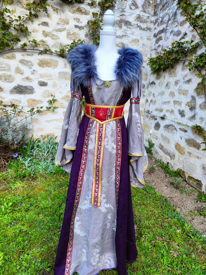 Robe médiévale en lin avec fausse-fourrure amovible et ceinture