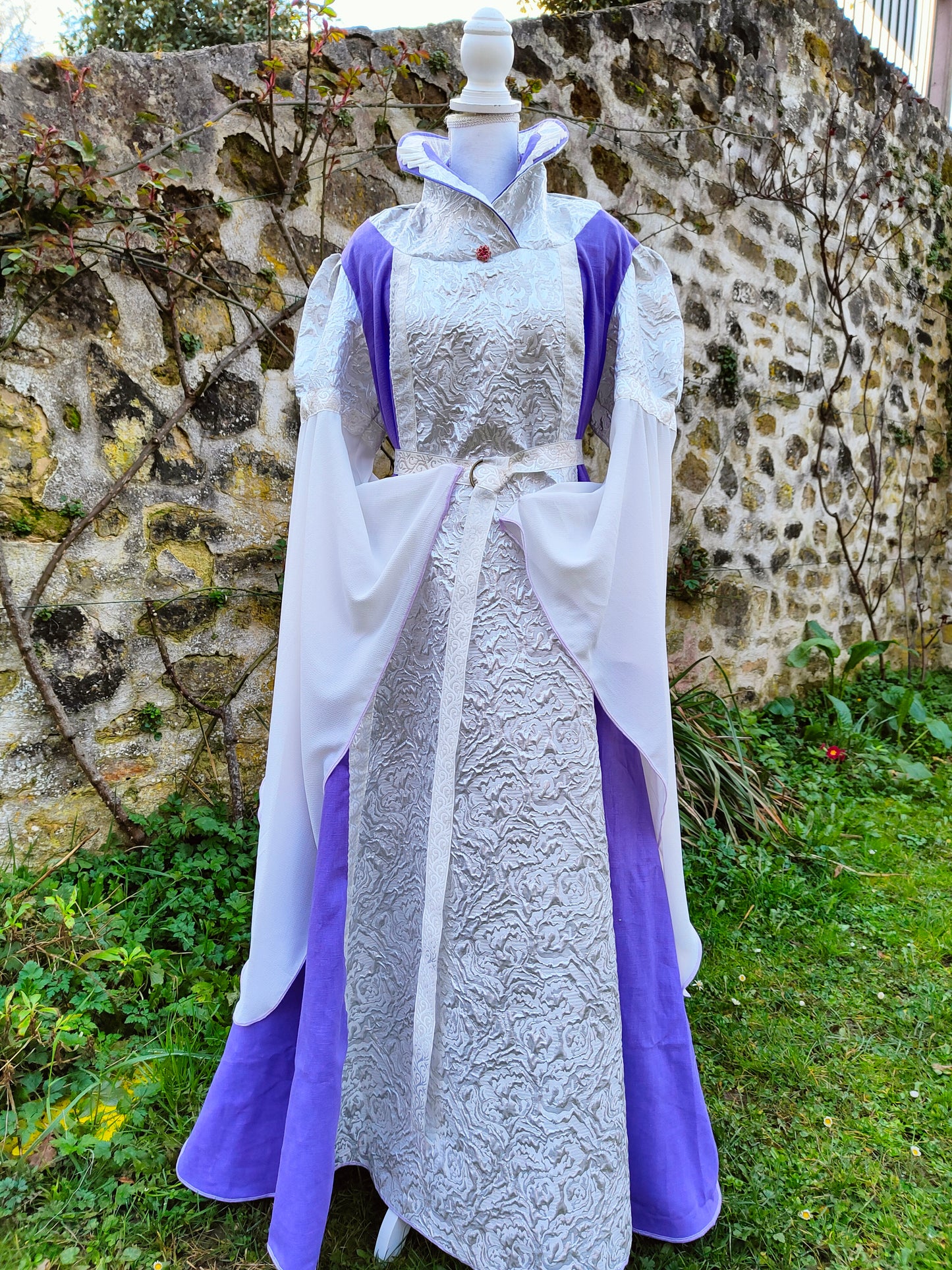 Robe médiévale ou Renaissance en lin mauve / parme et écru avec col tuyauté et laçages au dos, ceinture offerte