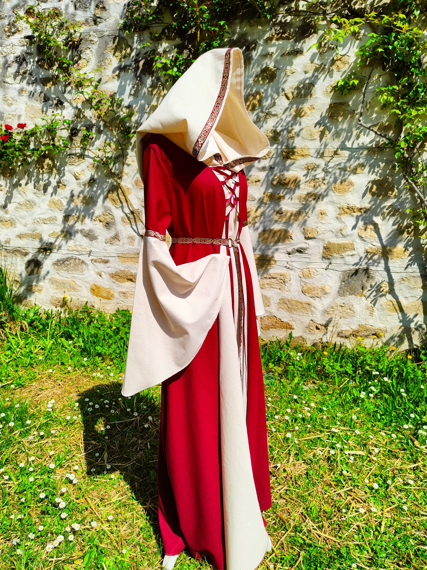 Robe médiévale bordeaux et écrue pour femme avec capuche et manches amples, robe elfique laçages devant et dos, taille unique