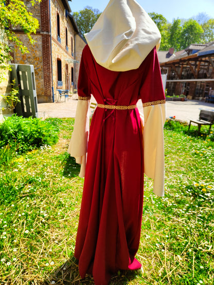 Robe médiévale bordeaux et écrue pour femme avec capuche et manches amples, robe elfique laçages devant et dos, taille unique