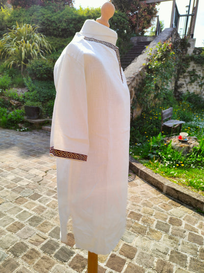 Tunique homme en lin blanc avec galon bordeaux style celtique ou nordique / viking avec manches courtes