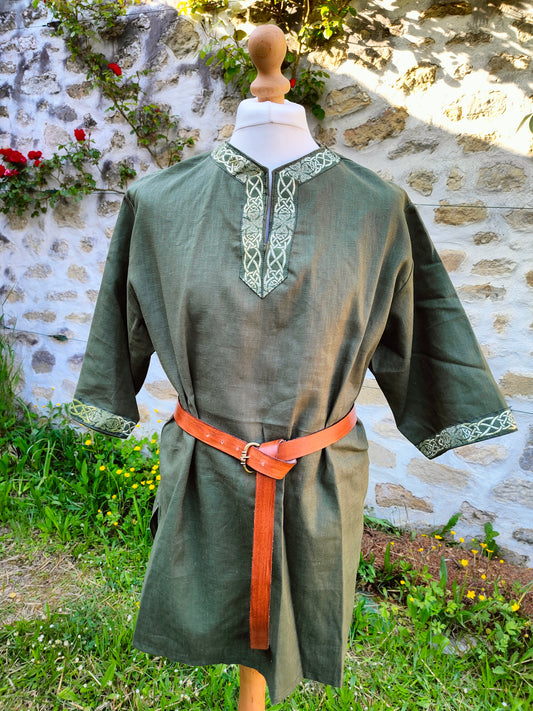 Tunique médiévale ou viking en lin vert avec galon et manches courtes