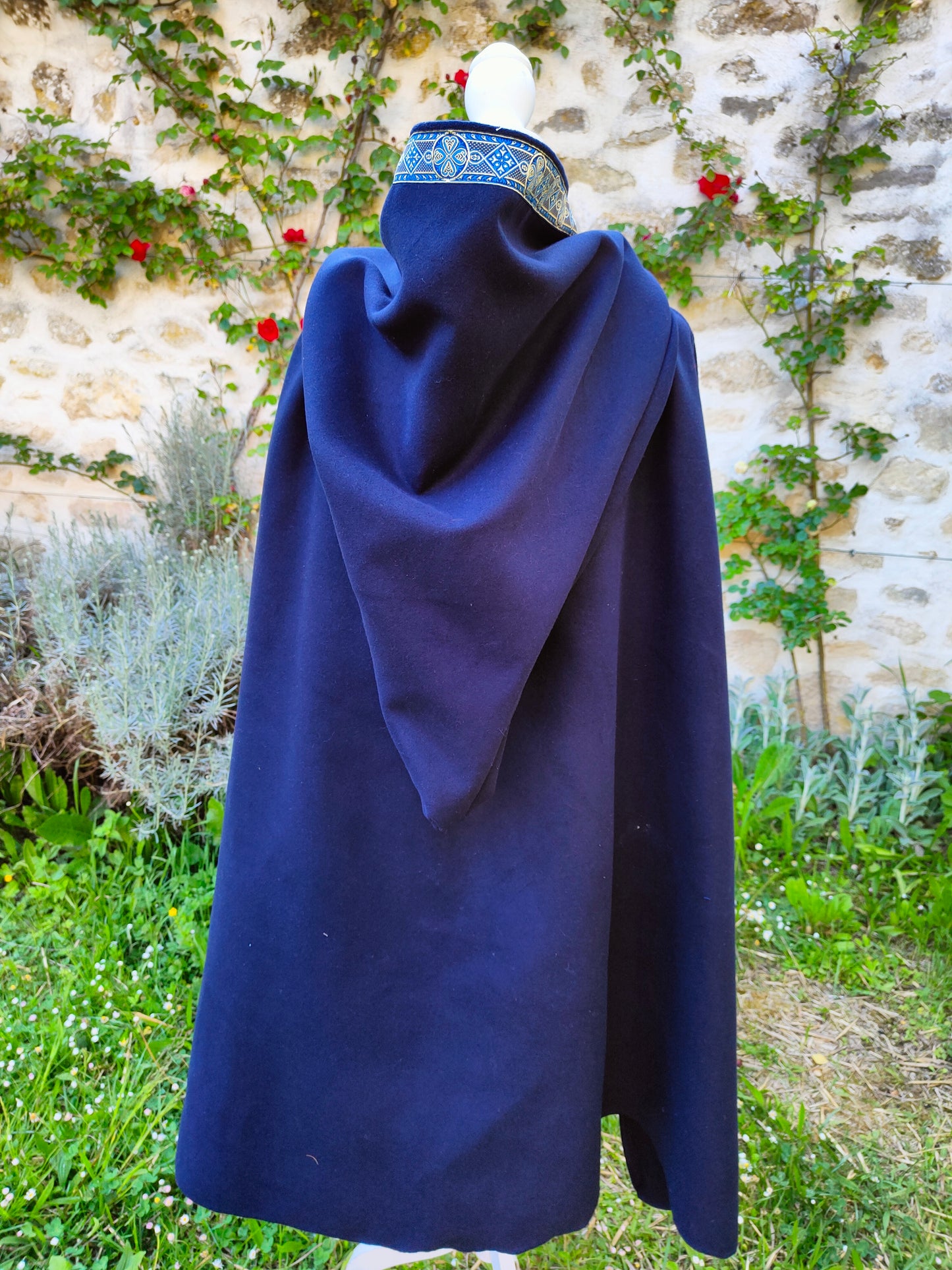 Cape médiévale en lainage bleu foncé avec beau galon, taille unique