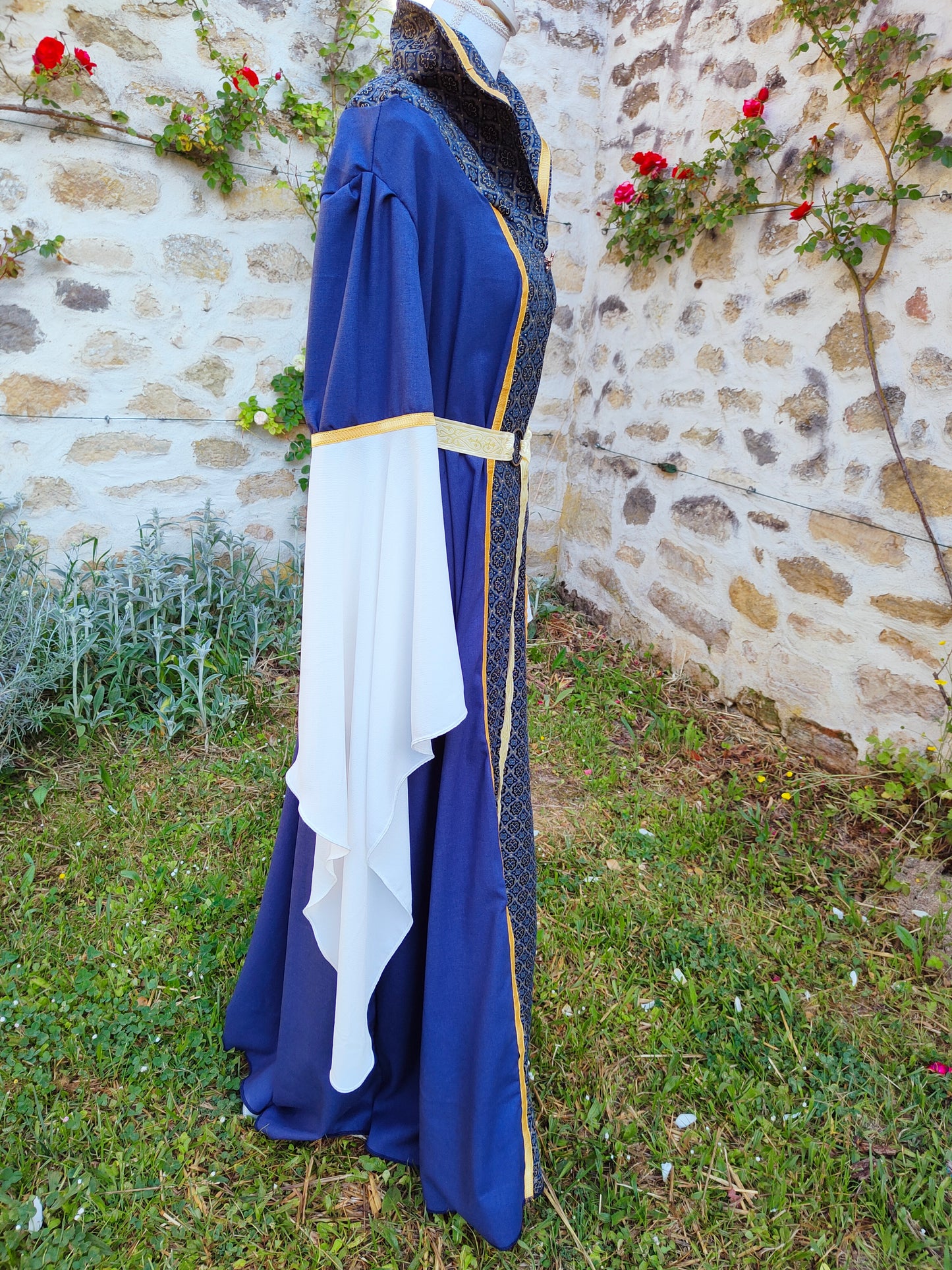Robe médiévale ou Renaissance pour femme avec manches très longues et col tuyauté, en lin et jacquard bleu à médaillons