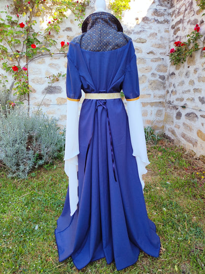 Robe médiévale ou Renaissance pour femme avec manches très longues et col tuyauté, en lin et jacquard bleu à médaillons