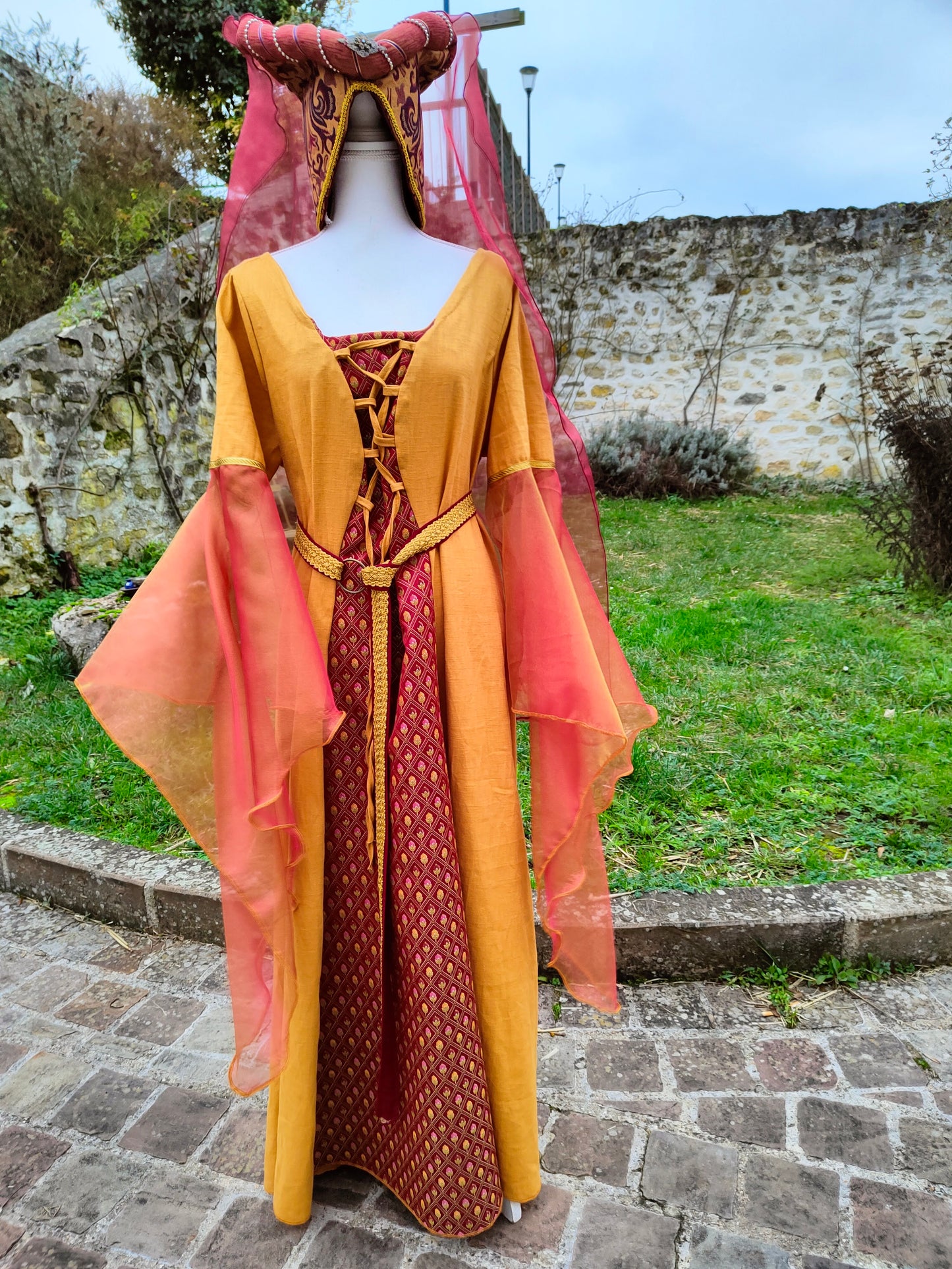 Robe médiévale en lin ocre et jacquard boutons de rose avec manches en mousseline