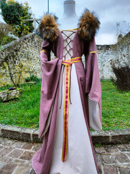 Robe médiévale en lin vieux rose avec grandes manches doublées et fausse-fourrure amovible au col, laçages devant et dos
