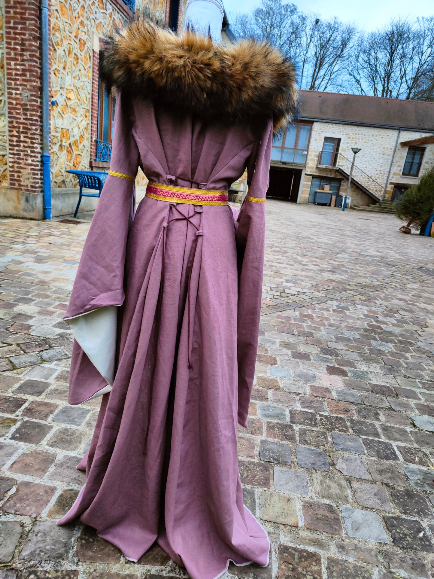Robe médiévale en lin vieux rose avec grandes manches doublées et fausse-fourrure amovible au col, laçages devant et dos