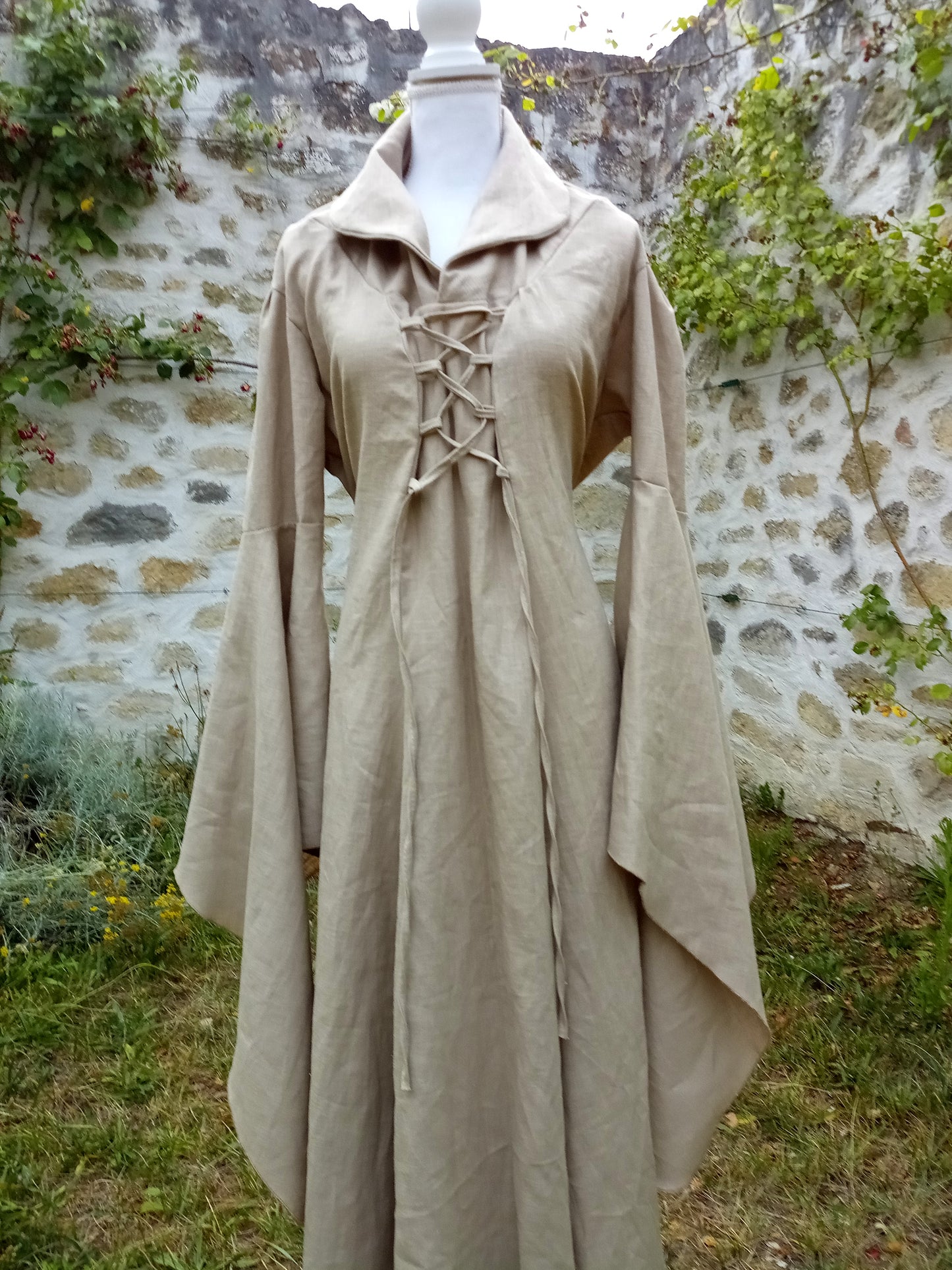 Robe médiévale en lin beige taille unique avec laçages devant et au dos