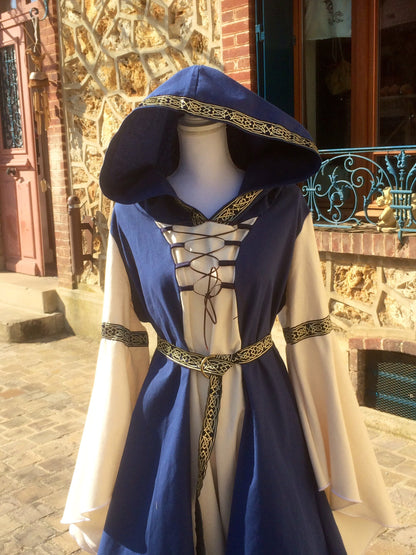 Robe médievale bicolore bleue et écrue avec capuche ceinture et grandes manches, costume elfique pour femme mariage médiéval, celtique