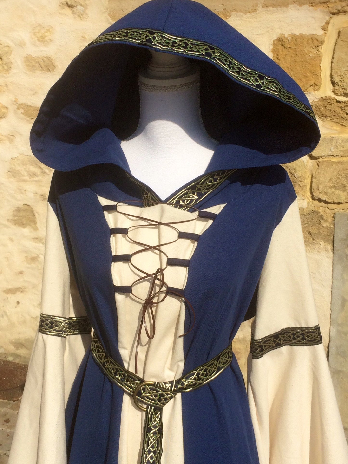 Robe médievale bicolore bleue et écrue avec capuche ceinture et grandes manches, costume elfique pour femme mariage médiéval, celtique