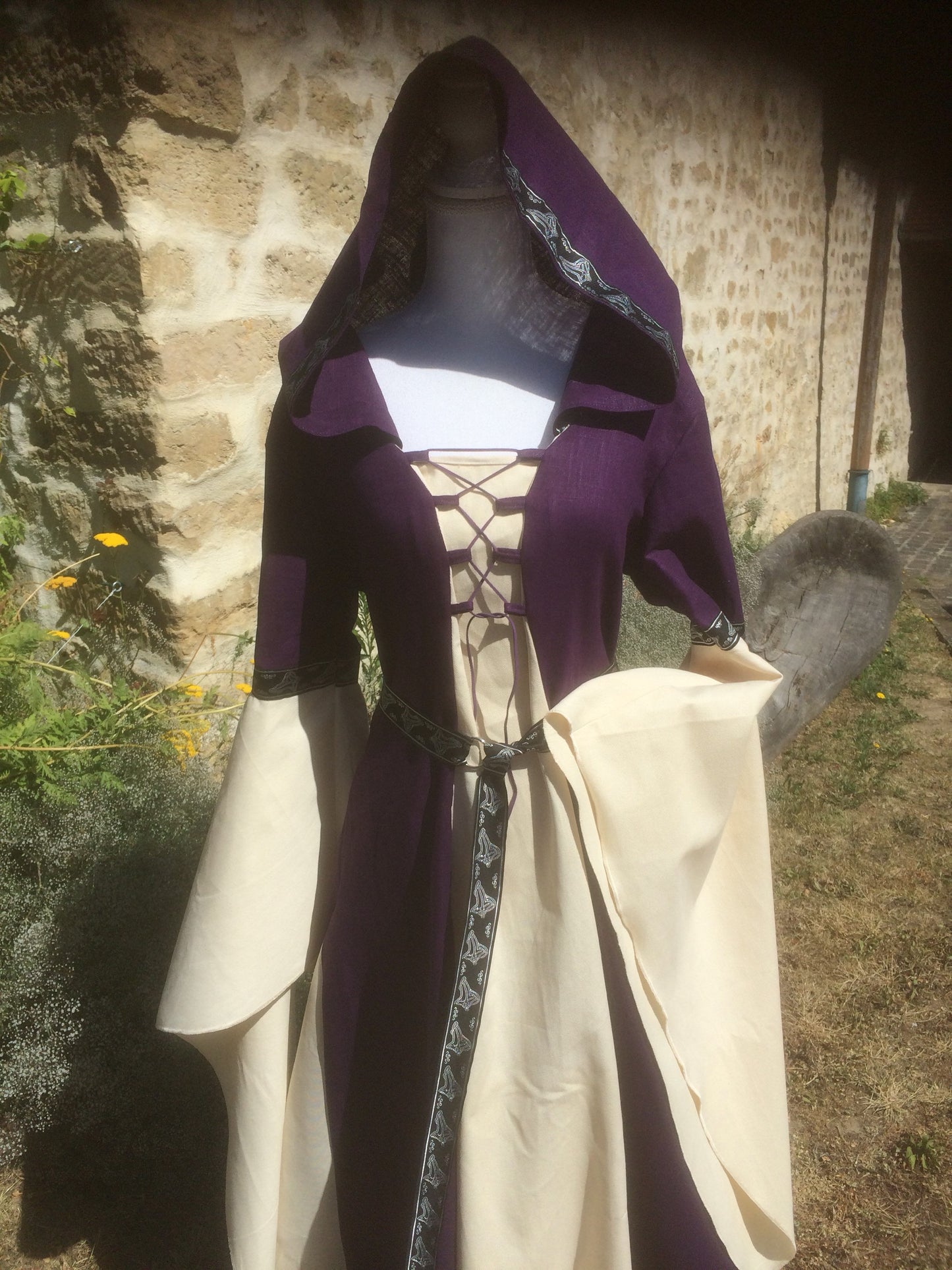 Robe médiévale ou elfique en lin violet à grande capuche et manches très longues, taille unique pour femme