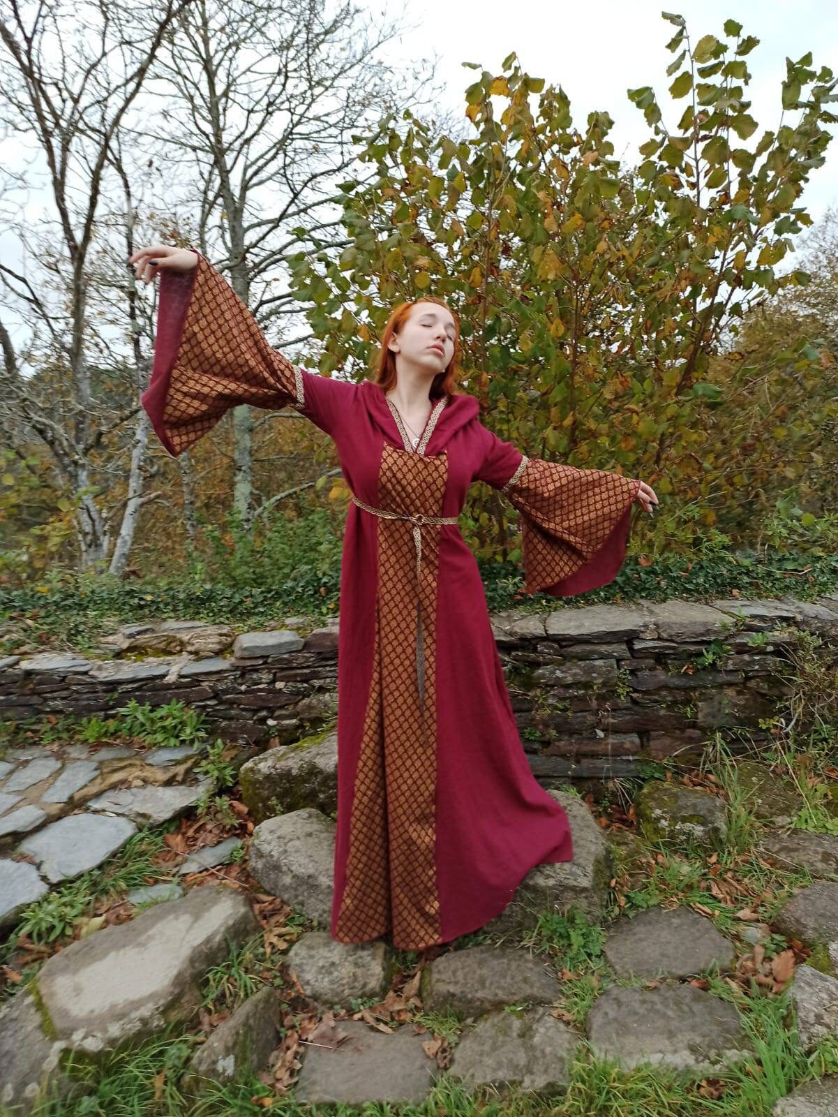 Robe médiévale ou elfique en lin avec grandes manches capuche et ceinture