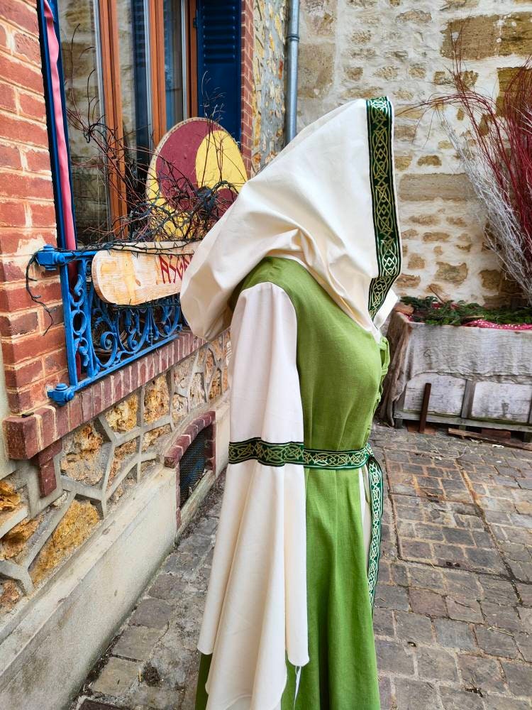 Robe elfique ou médievale verte et écrue en lin avec grande capuche ceinture et manches amples, costume pour femme mariage médiéval, celtique