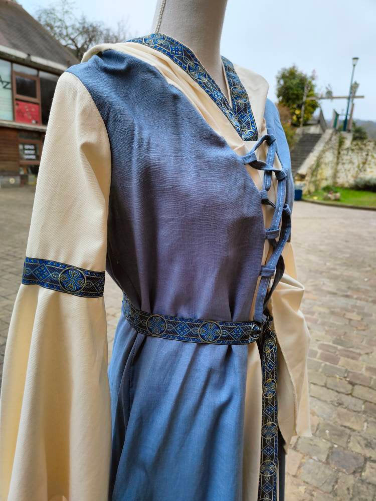 Robe médievale en lin bleue ciel et coton écru avec grande capuche ceinture et manches amples