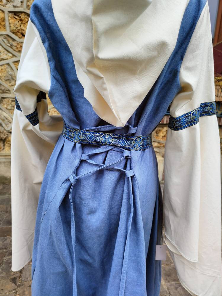Robe médievale en lin bleue ciel et coton écru avec grande capuche ceinture et manches amples