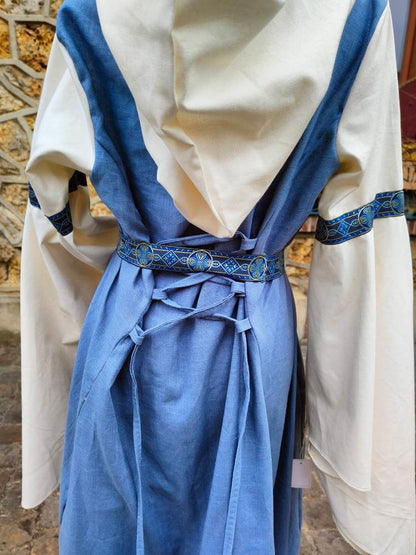 Robe médievale en lin bleue ciel et coton écru avec grande capuche ceinture et manches amples
